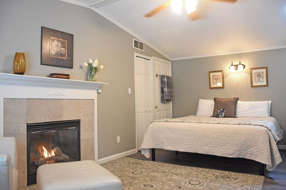 Deluxe Suite, 1 King Bed, Jetted Tub, Golf View | Individually decorated, individually furnished, iron/ironing board