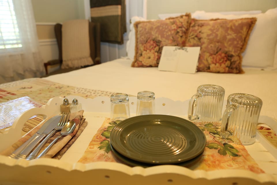 Luxury Suite, 1 Queen Bed, Jetted Tub | In-room dining