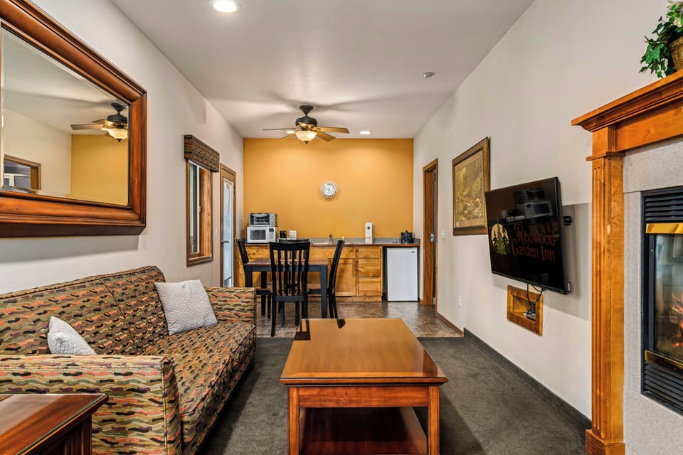Deluxe Suite, 1 Bedroom, Jetted Tub | Living area | 36-inch flat-screen TV with cable channels, TV, DVD player