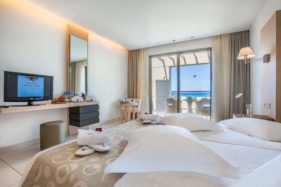 Double Room with Sea View | Minibar, in-room safe, desk, blackout drapes