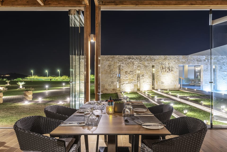 3 restaurants, breakfast, lunch, dinner served; international cuisine