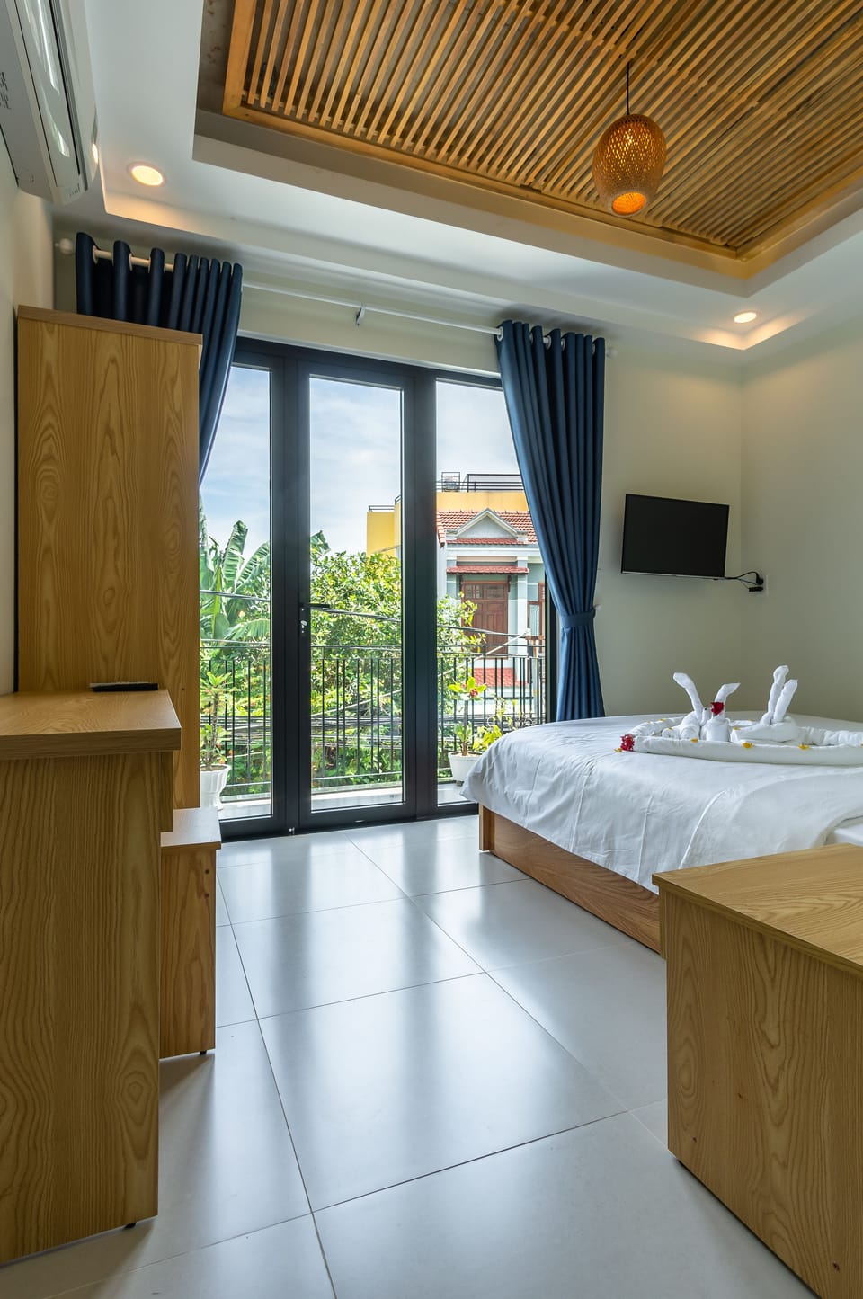 Deluxe Double Room, Balcony, City View | 1 bedroom, minibar, desk, iron/ironing board