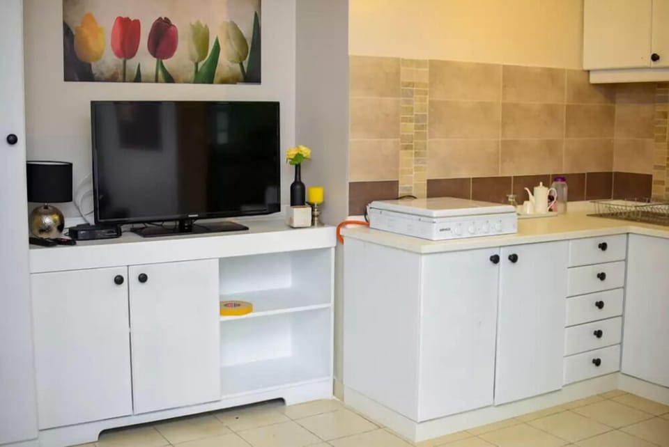 Studio | Private kitchen | Fridge, stovetop, electric kettle, cookware/dishes/utensils