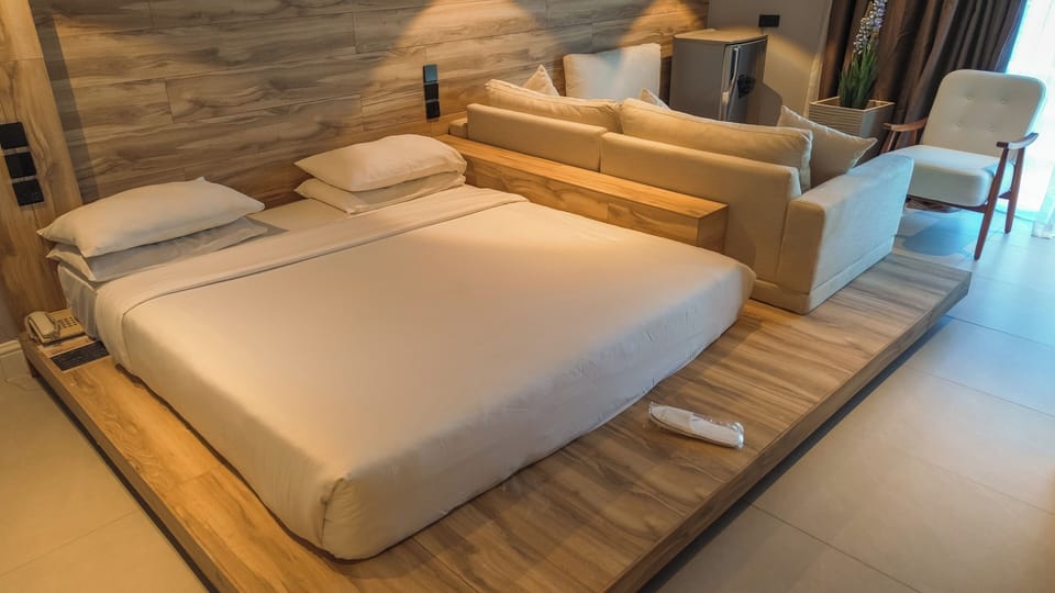 Executive Suite | In-room safe, blackout drapes, iron/ironing board, free WiFi
