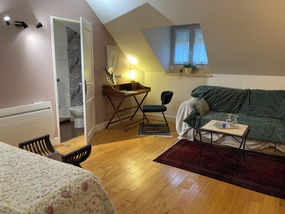 Double Room (Rêve de Femme) | Premium bedding, individually decorated, desk, soundproofing