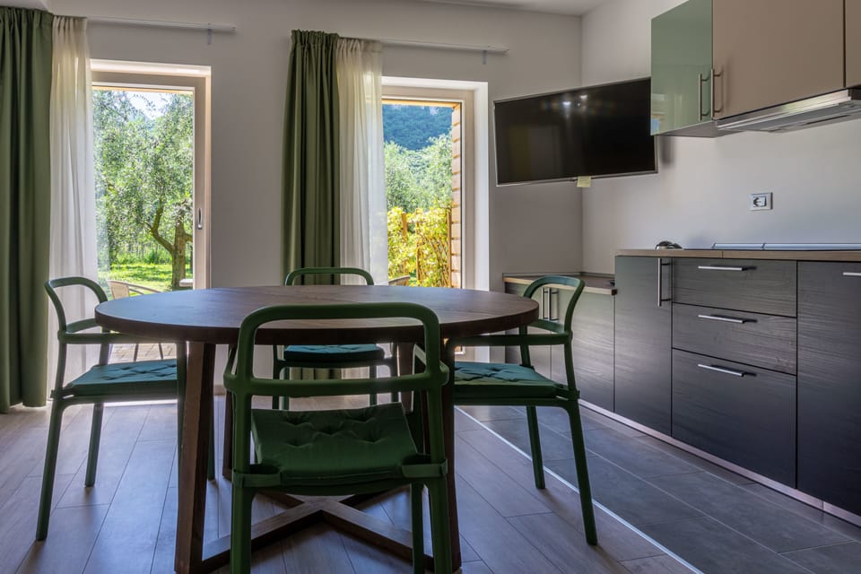 Deluxe Suite | Living area | Flat-screen TV, Netflix
