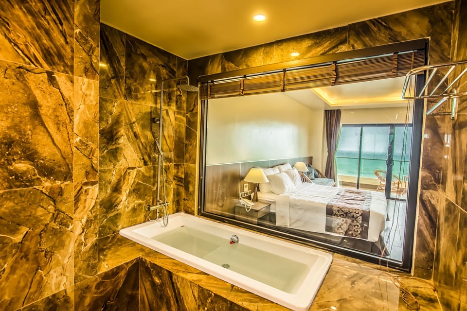 Deluxe Double Room, Sea View | Bathroom | Separate tub and shower, free toiletries, hair dryer, slippers