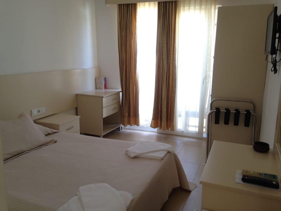 Standard Room | 1 bedroom, premium bedding, in-room safe, desk