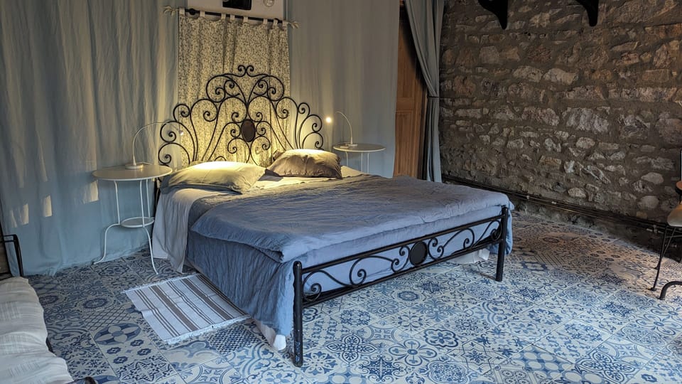 Double Room (Vue sur le Parc) | 1 bedroom, premium bedding, memory foam beds, individually decorated