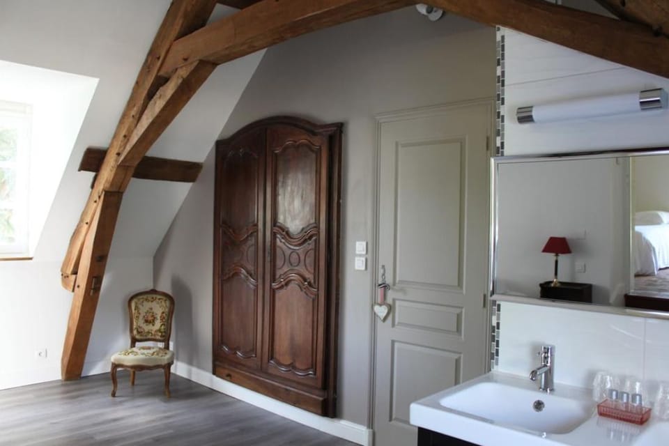 Family Suite (Chantecler) | Bathroom amenities | Shower, rainfall showerhead, towels