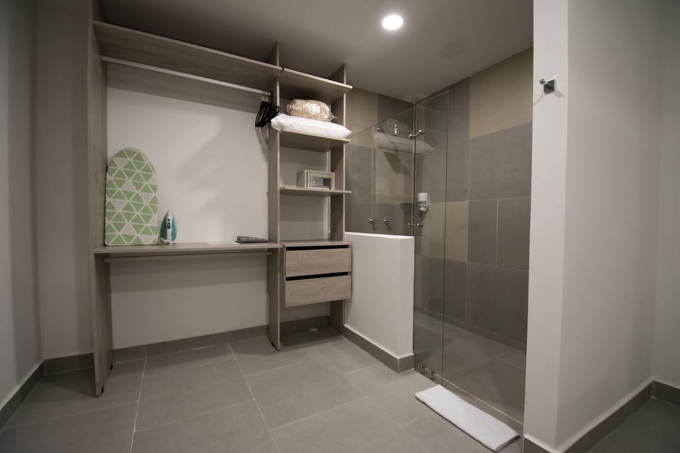 Junior Suite, Kitchen | Bathroom | Shower, rainfall showerhead, free toiletries, hair dryer