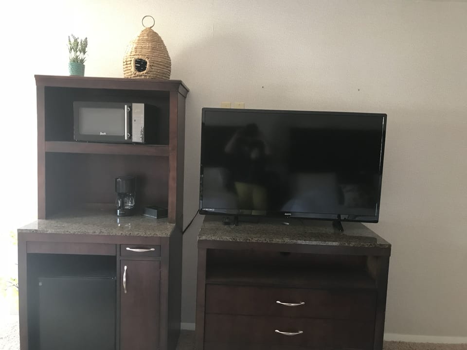 Standard Room, 1 Queen Bed | Desk, blackout drapes, soundproofing, iron/ironing board