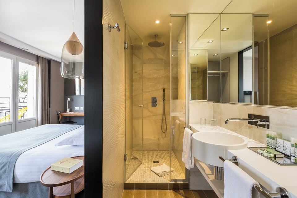 Deluxe Double Room - Panoramic View of Sacre-Coeur | Bathroom | Hair dryer, towels, soap, shampoo
