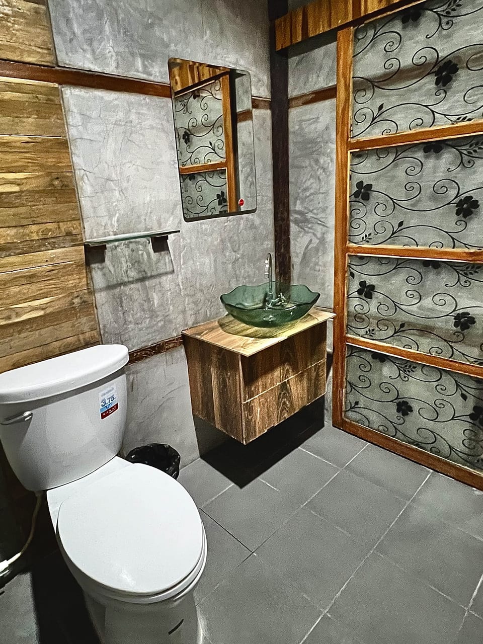 Standard Double Room | Bathroom | Shower, free toiletries, towels