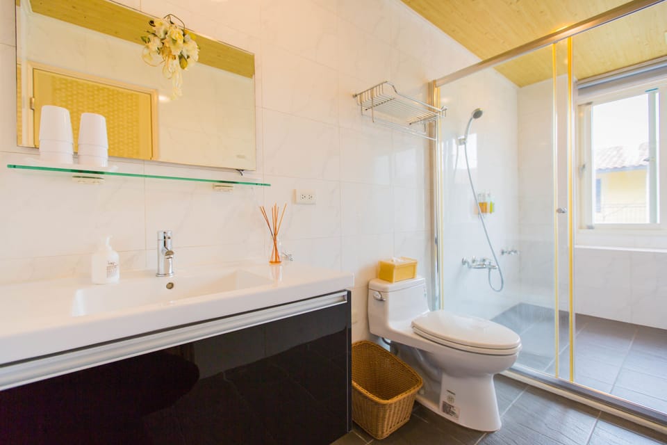 Family Triple Room | Bathroom | Shower, rainfall showerhead, free toiletries, hair dryer