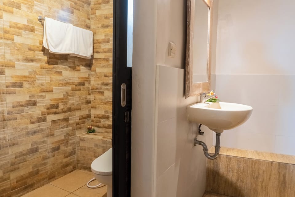Shower, rainfall showerhead, free toiletries, towels
