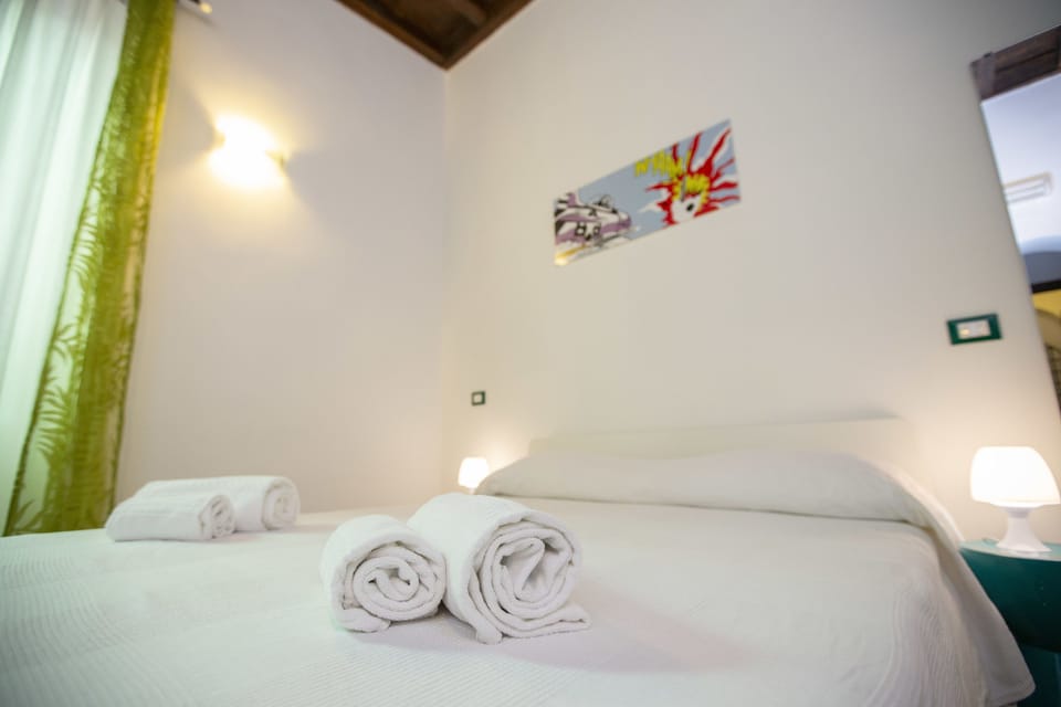 Double Room, 1 Queen Bed | Minibar, in-room safe, desk, soundproofing
