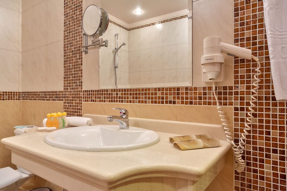 Deluxe Double Room, 1 King Bed, Balcony | Bathroom | Free toiletries, hair dryer, bathrobes, slippers