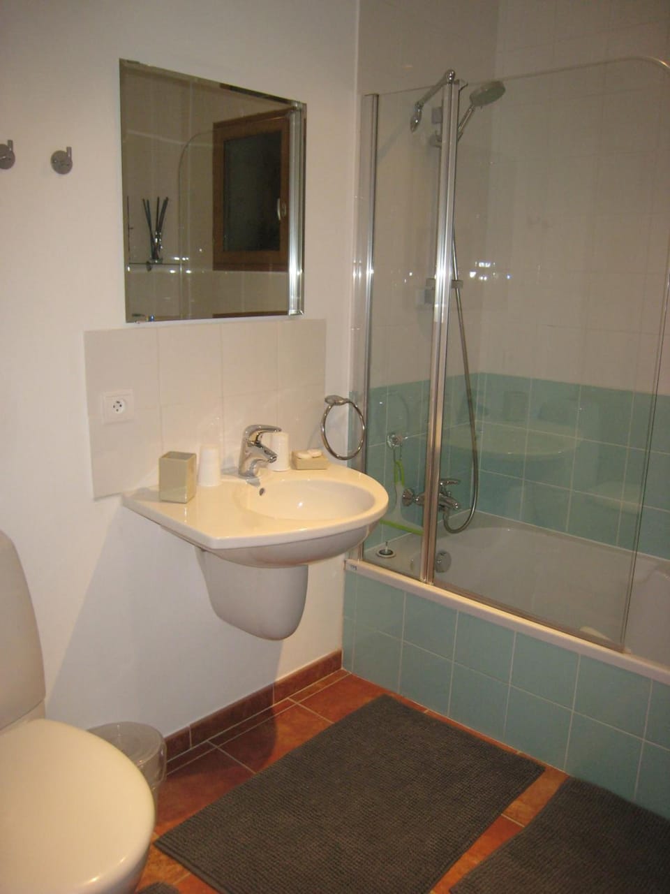 Combined shower/tub, free toiletries, hair dryer, towels