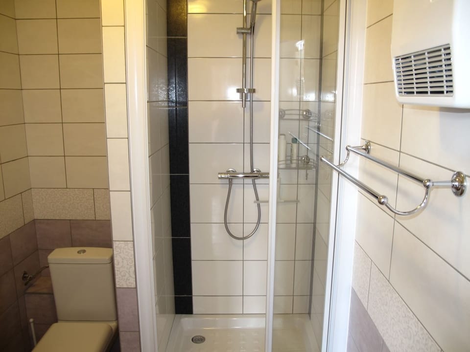Superior Double Room, Private Bathroom, Garden View (Chambre Canigó) | Bathroom shower
