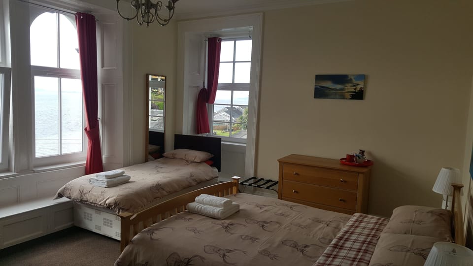 King or Twin Room | Desk, iron/ironing board, free cribs/infant beds, bed sheets