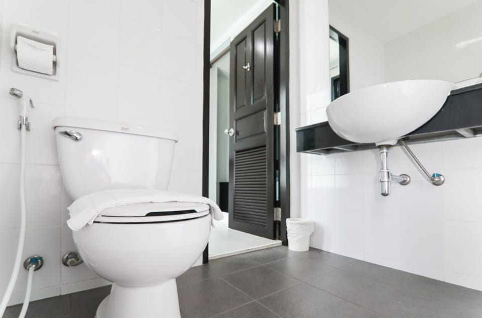 Standard Twin Room | Bathroom | Shower, free toiletries, hair dryer (on request), towels