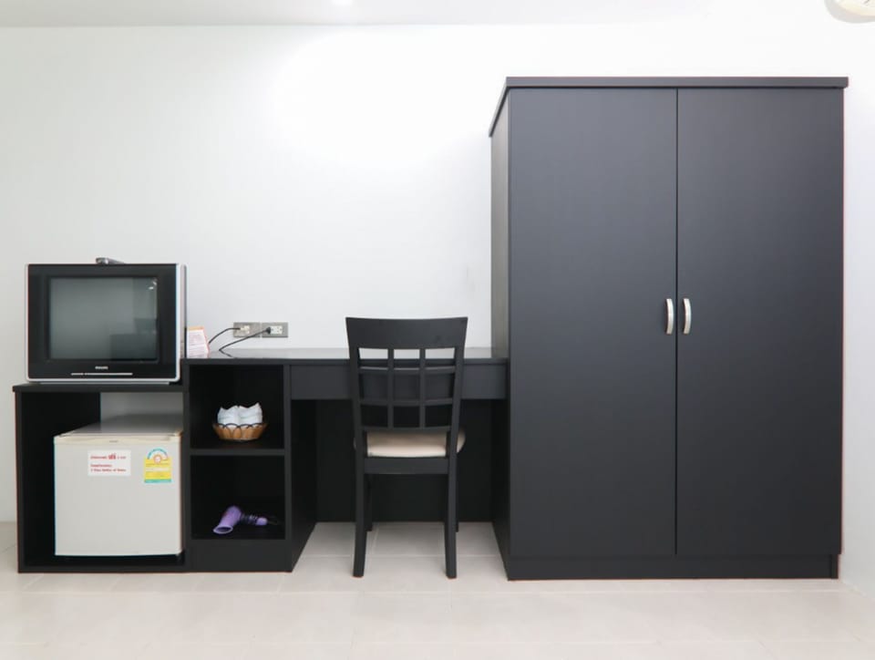 Standard Twin Room | In-room safe, desk, laptop workspace, blackout drapes