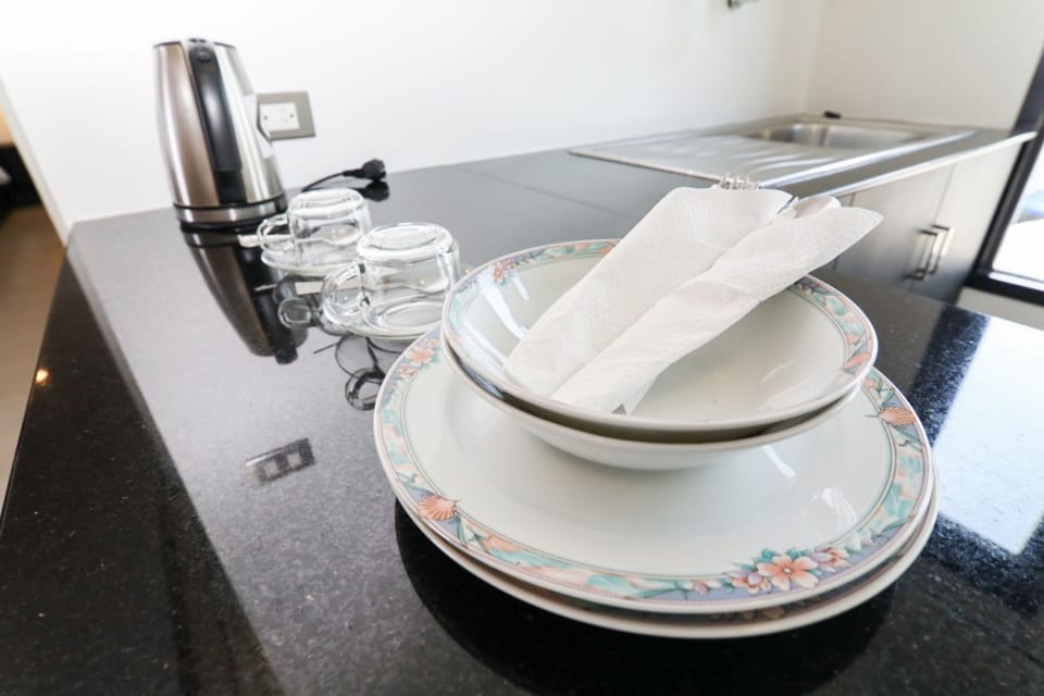 Premier Studio Suite | Private kitchen | Mini-fridge