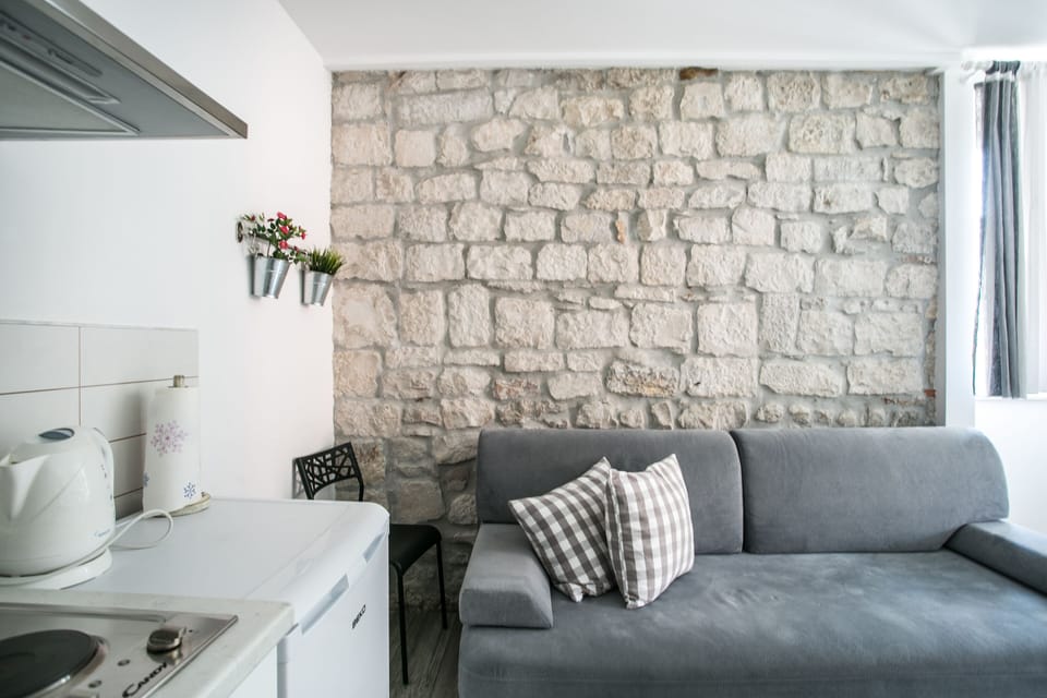City Apartment, 1 Bedroom | Living area | 32-inch flat-screen TV with cable channels, TV, books