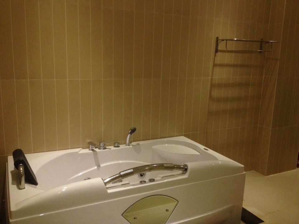 Deep soaking bathtub