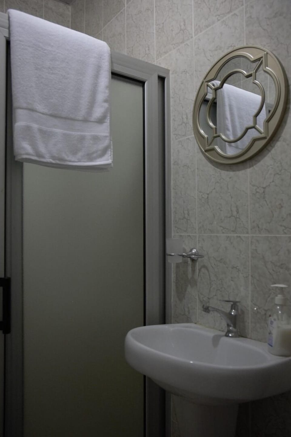 Deep soaking tub, free toiletries, towels