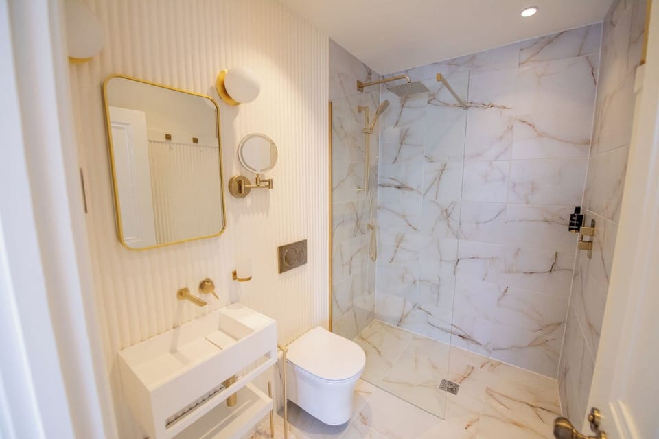 Superior Double Room | Bathroom | Shower, free toiletries, hair dryer, towels