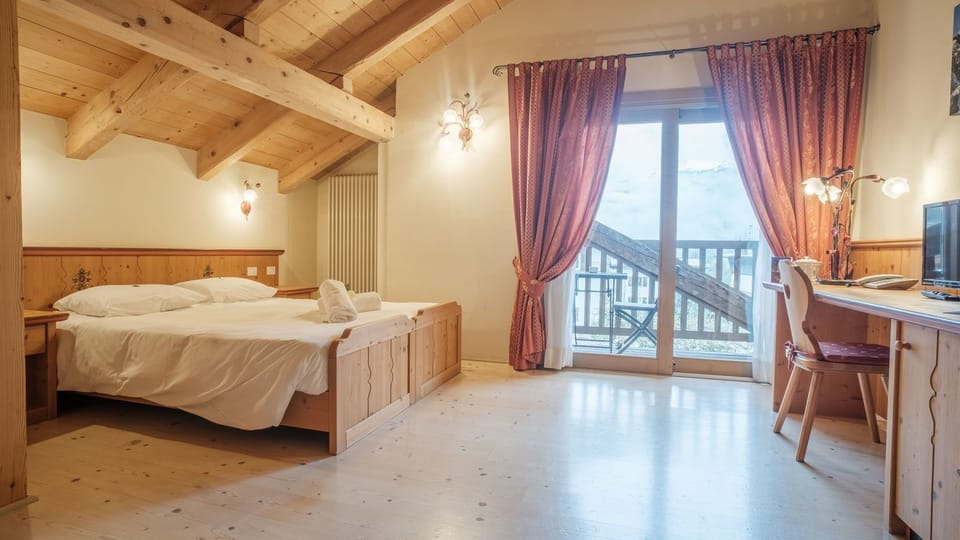 Triple Room with Balcony | Minibar, in-room safe, desk, free WiFi