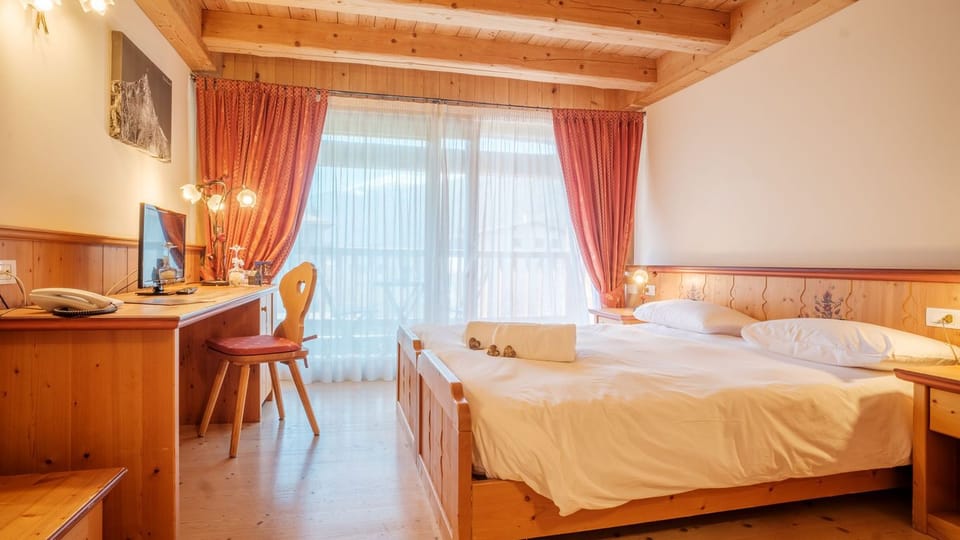 Double Room With Balcony | Minibar, in-room safe, desk, free WiFi
