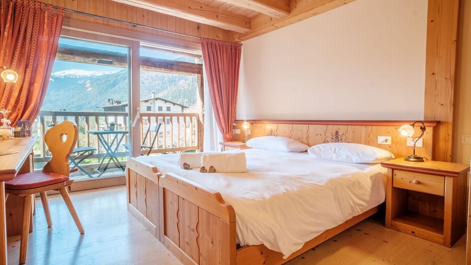 Double Room With Balcony | Minibar, in-room safe, desk, free WiFi