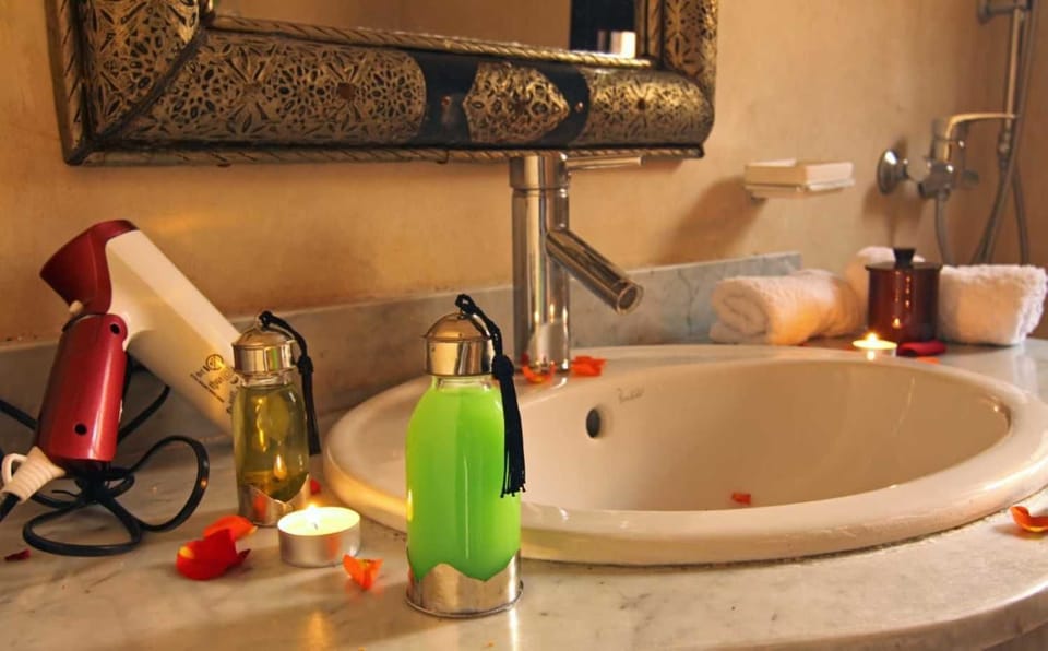 Deluxe Double Room, 1 Queen Bed | Bathroom | Shower, free toiletries, hair dryer, towels
