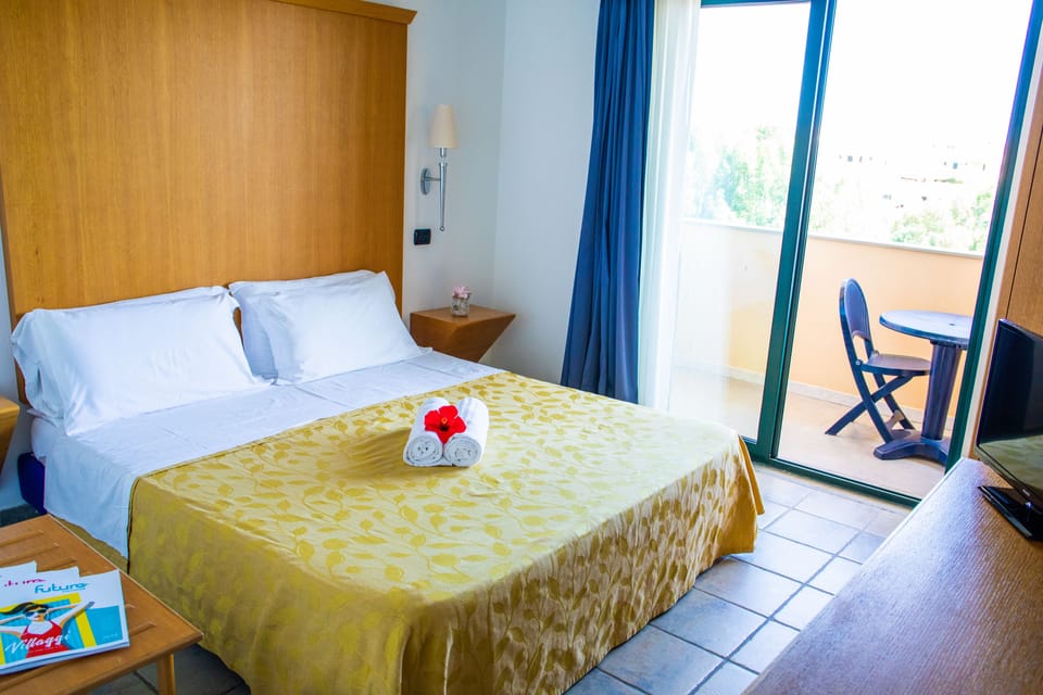 Classic Triple Room (2 adults+1 child) | In-room safe, desk, cribs/infant beds, bed sheets