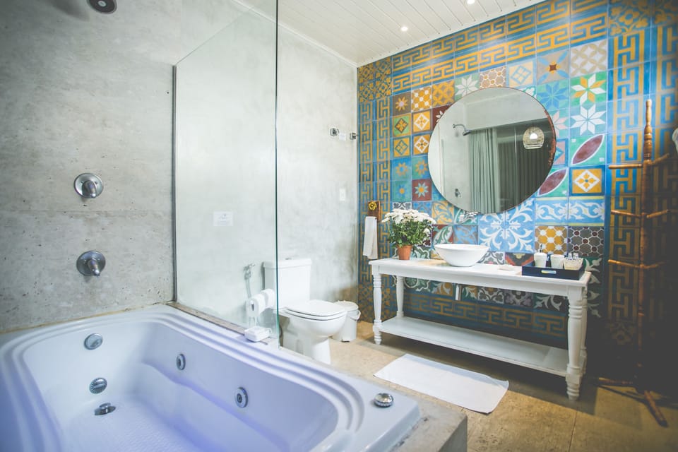 Duplo Deluxe com Varanda e Vista Mar | Bathroom | Shower, free toiletries, hair dryer, towels