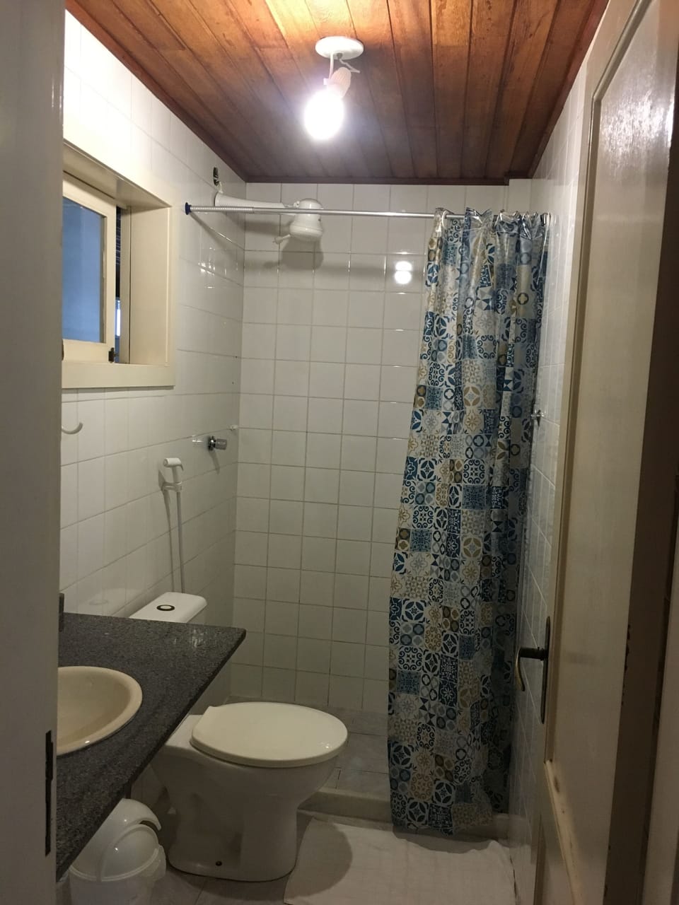 Standard Quadruple Room | Bathroom | Shower, hair dryer, towels