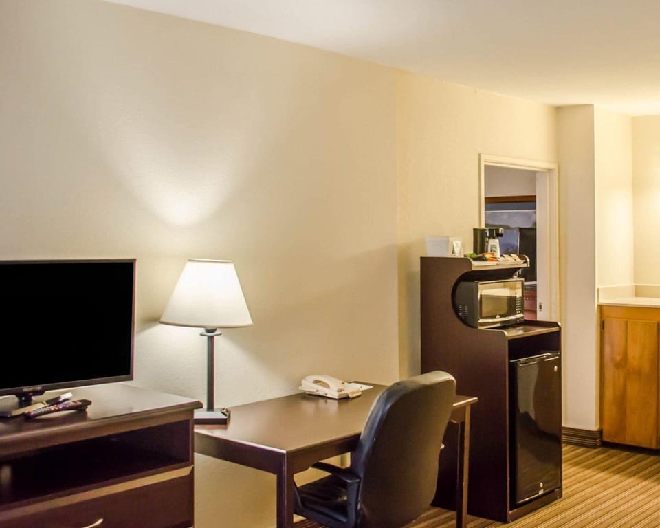 Suite, Non Smoking (2 Double beds with 2 Person Sofa bed) | Desk, blackout drapes, iron/ironing board, free cribs/infant beds