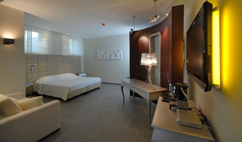 1 bedroom, hypo-allergenic bedding available, memory foam beds, minibar