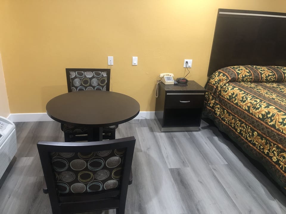 Standard Room, 1 King Bed, Non Smoking | Free WiFi, bed sheets, wheelchair access