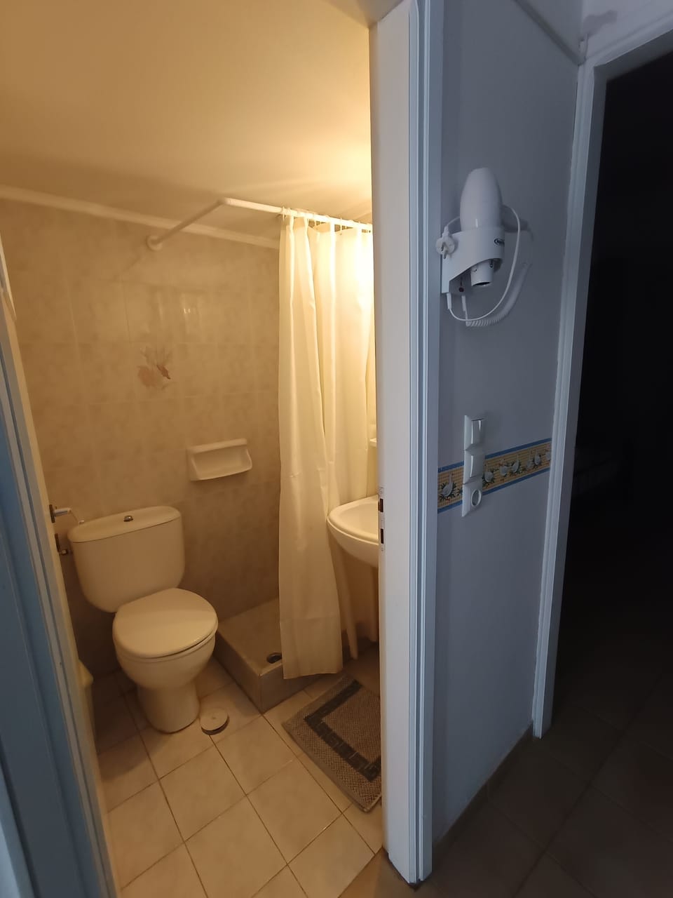 Classic Apartment | Bathroom | Shower, free toiletries, hair dryer, slippers