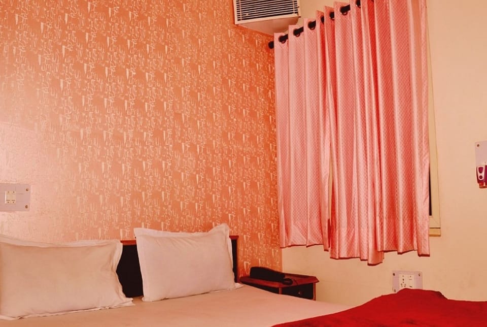 Economy Room | In-room safe, individually decorated, individually furnished, desk