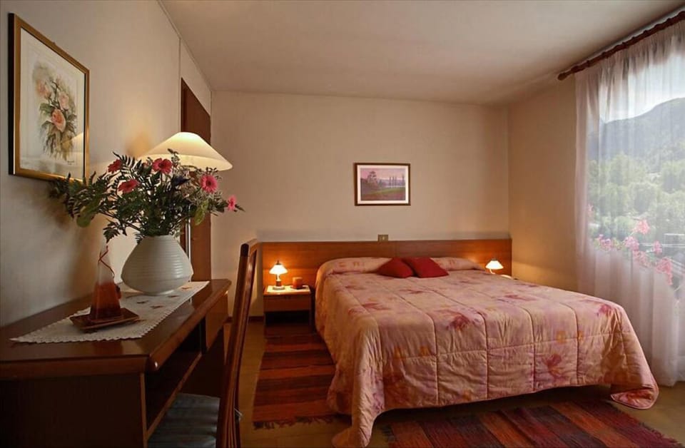Standard Double Room, 1 Double Bed, Non Smoking | In-room safe, desk, free WiFi, bed sheets