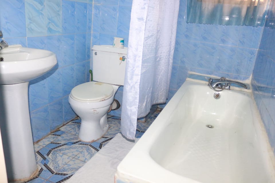 Combined shower/tub, deep soaking tub, towels