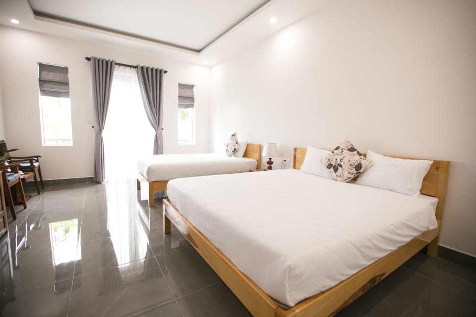 Deluxe Triple Room | Minibar, desk, blackout drapes, soundproofing