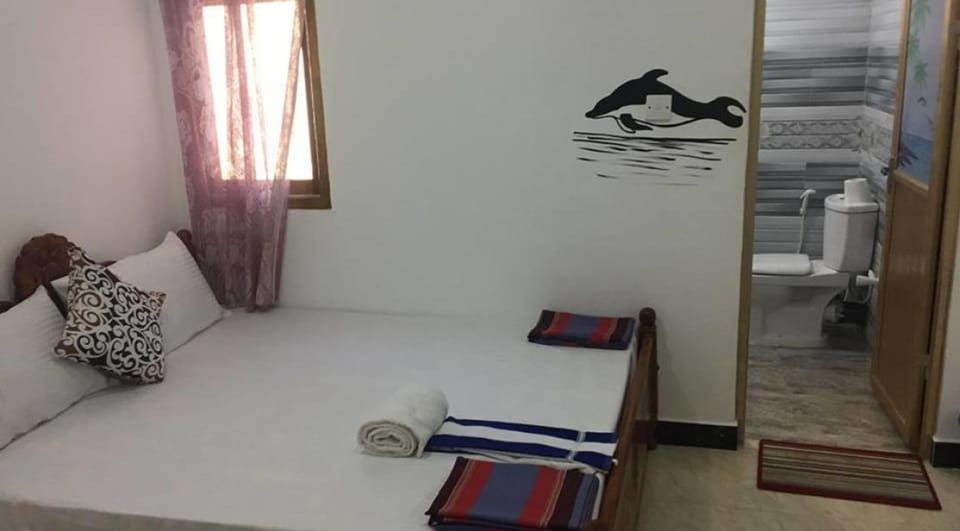 1 bedroom, premium bedding, desk