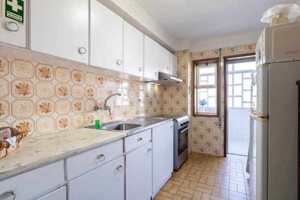 Full-size fridge, microwave, oven, stovetop