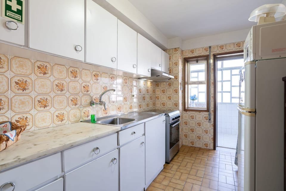Full-size fridge, microwave, oven, stovetop